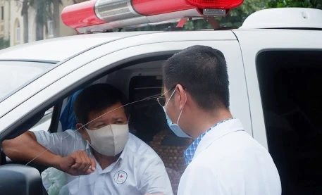 Ông Đoàn Ngọc Hải nói gì khi ra Hà Nội đưa bệnh nhân nghèo về nhà miễn phí?