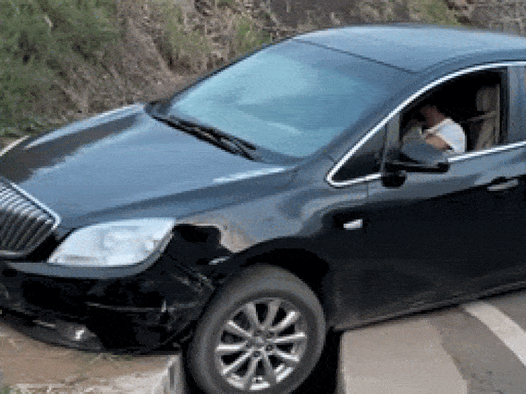 Bất ngờ màn giải cứu ô tô bị mắc kẹt Bat ngo man giai cuu o to bi mac ket