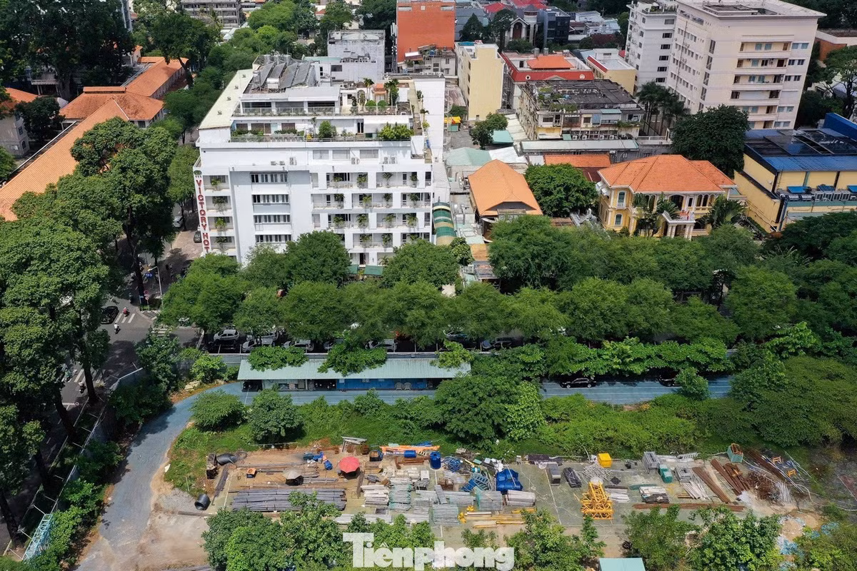 Một trong những khu đất nổi bật là khu vực số 8 Võ Văn Tần (phường Xuân Hòa). Đây từng là dự án Nhà thi đấu Phan Đình Phùng, nhưng sau nhiều năm vẫn chưa được triển khai, chỉ còn lại rào chắn và đất trống. Dự án này tọa lạc trên khu đất 4 mặt tiền đường trung tâm gồm Pasteur - Nguyễn Đình Chiểu - Nam Kỳ Khởi Nghĩa - Võ Văn Tần.