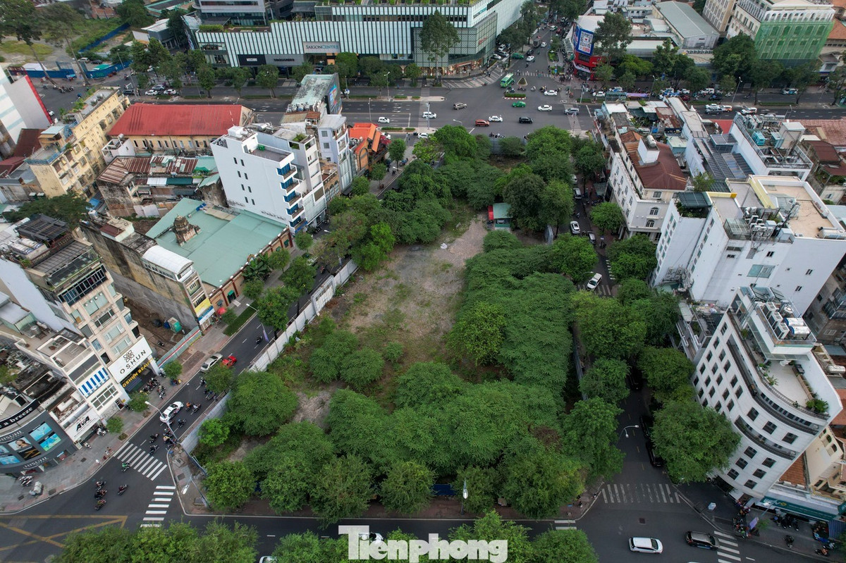 Khu đất tứ giác Lê Thánh Tôn - Nam Kỳ Khởi Nghĩa - Nguyễn Trung Trực - Lê Lợi (tòa nhà SJC, phường Bến Thành) có vị trí đắc địa cũng nằm trong danh sách đề xuất.