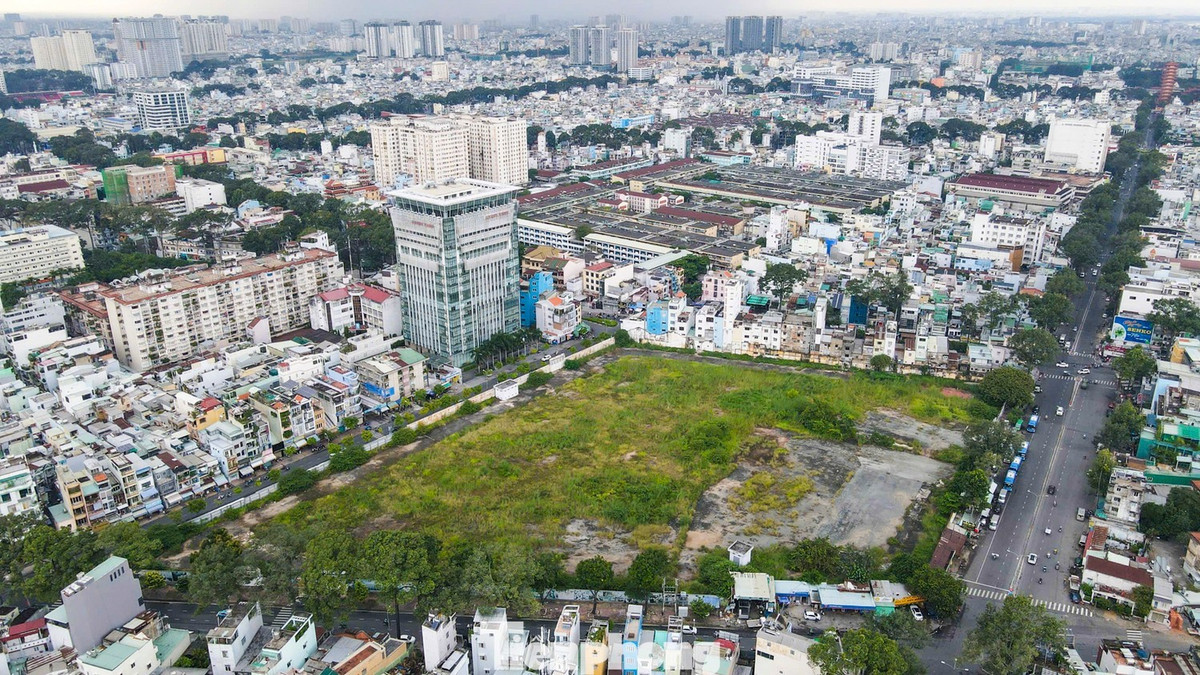 Khu đất 152 Trần Phú (phường Chợ Quán) được quy hoạch xây dựng thành khu phức hợp cao ốc văn phòng và căn hộ cao cấp nhưng gần 20 năm qua vẫn bị bỏ trống, cỏ dại mọc um tùm.