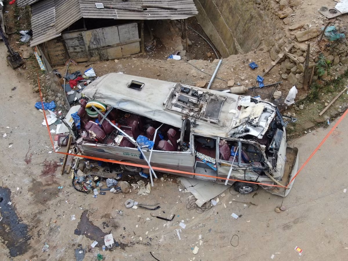 Xe xảy ra tai nạn bẹp rúm, biến dạng.