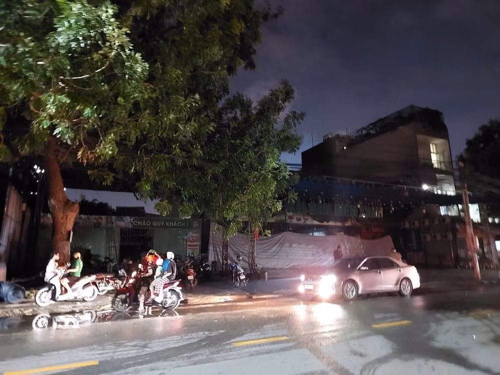 Hiện trường vụ cháy tại một nhà hàng hải sản ở TP Dĩ An, tỉnh Bình Dương. Ảnh: PHẠM HẢI