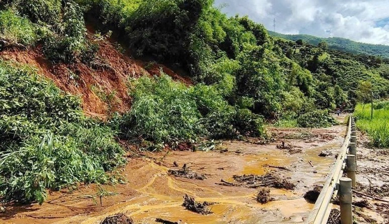 Sạt lở nghiêm trọng trên quốc lộ 4G.