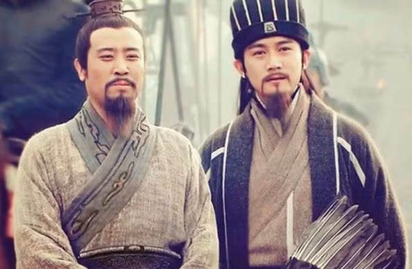 Không như Tào Tháo, Lưu Bị thiếu cái uy của nhà lãnh đạo. Hậu quả là phe cánh nổi lên: Gia Cát Lượng, Quan Vũ, Hoàng Trung… ai cũng có thế lực riêng, tranh giành ảnh hưởng.