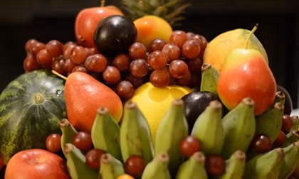 Việc chọn đúng loại trái cây phù hợp và sắp xếp chúng một cách hài hòa không chỉ giúp bàn thờ thêm trang trọng mà còn góp phần "kích hoạt" vận may cho gia chủ. Dưới đây là 7 loại quả thường được ưu ái lựa chọn để trưng lên bàn thờ.