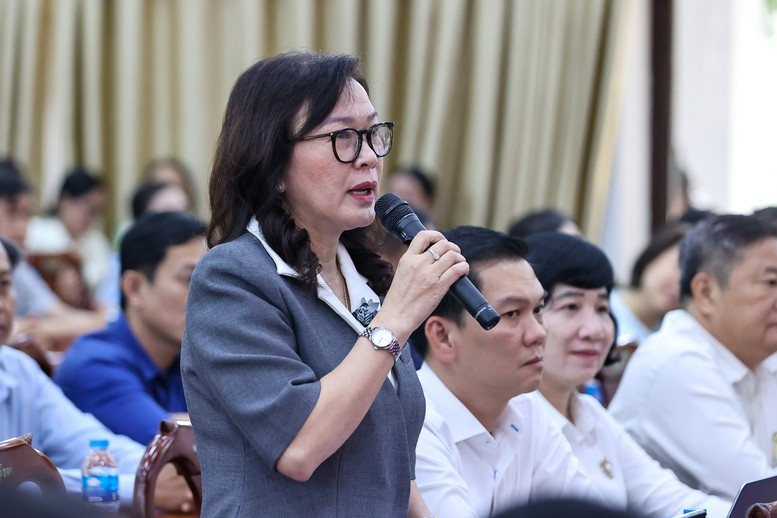 Cử tri TP. Cần Thơ nêu ý kiến tại buổi tiếp xúc cử tri - Ảnh: VGP/Nhật Bắc