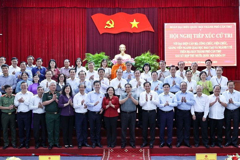 Thủ tướng cùng các đại biểu tại buổi tiếp xúc cử tri TP. Cần Thơ - Ảnh: VGP/Nhật Bắc