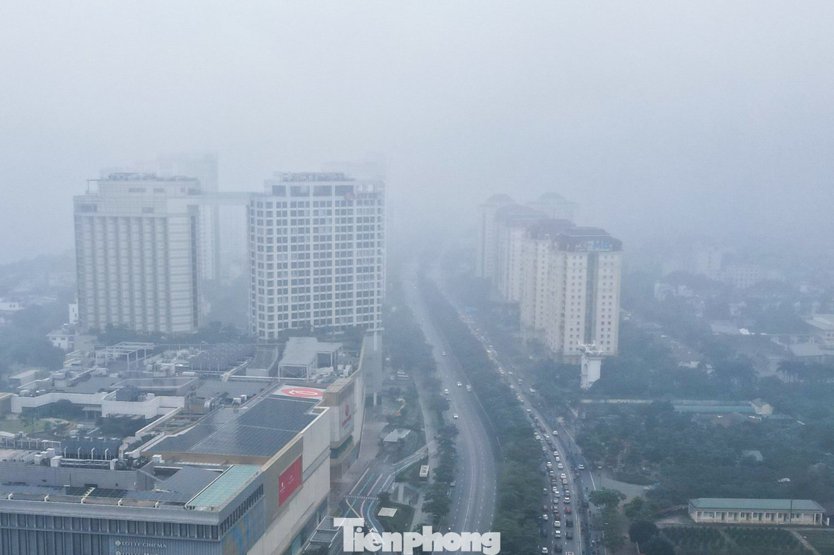 Từ sáng sớm 25/1, Hà Nội chìm trong lớp sương mù dày đặc, khiến tầm nhìn tại nhiều khu vực đô thị bị hạn chế nghiêm trọng.
