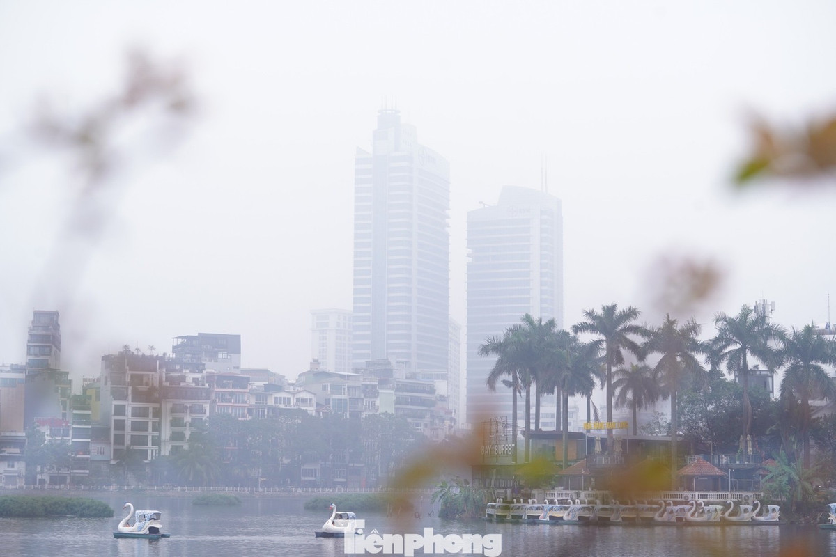 Các tòa nhà cao tầng, khu dân cư quanh khu vực Hồ Tây ẩn hiện trong màn sương.