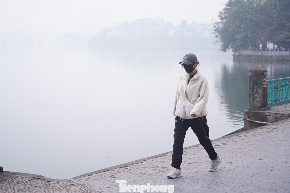 Bạn Thu Thuỷ (Tây Hồ, Hà Nội) chia sẻ: “Hôm nay trời lạnh và mù mịt. Tình trạng không khí như thế này đã diễn ra nhiều lần thời gian qua, có những hôm tôi cảm thấy khó thở”.