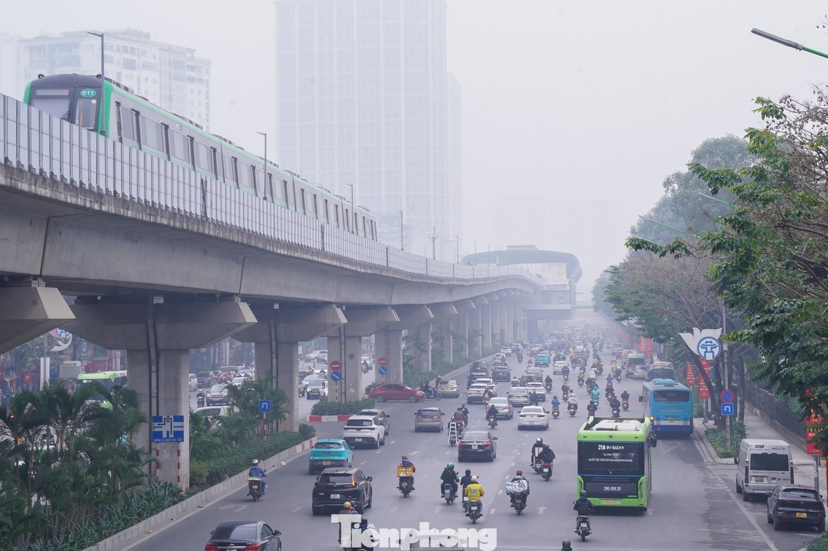 Trên đường Nguyễn Trãi, tầm nhìn bị hạn chế nghiêm trọng, nhiều tòa nhà cao tầng trong khu vực dường như “biến mất” trong màn sương trắng đục.