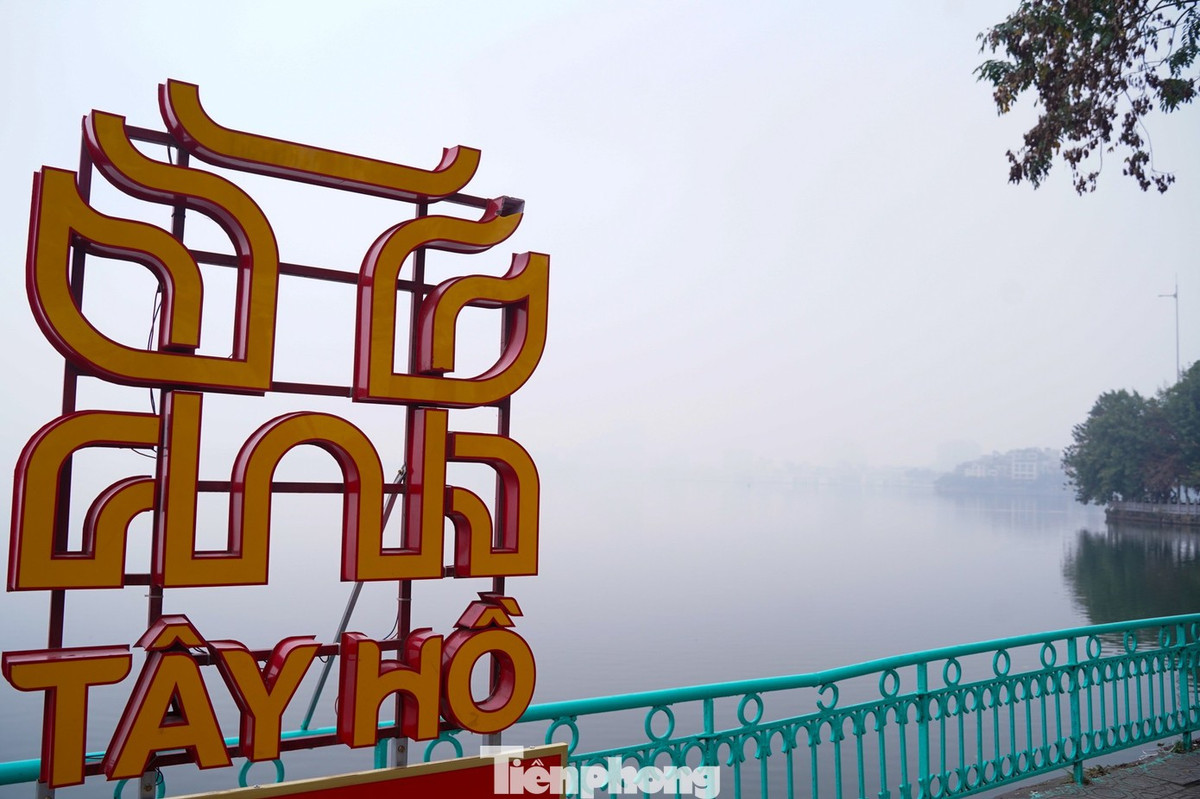 Khu vực đường ven Hồ Tây lúc 15h vẫn trắng xoá, khó phân biệt được mặt nước và bờ.