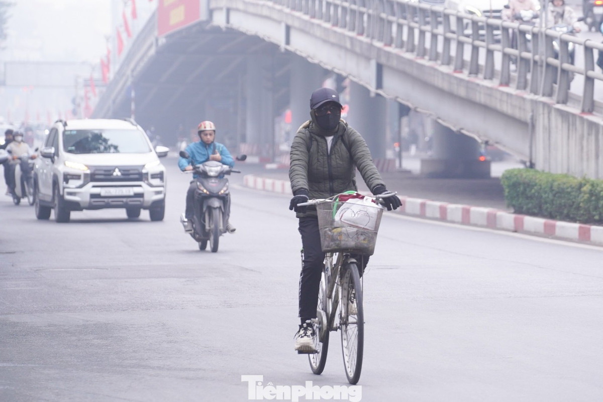 Trước tình trạng ô nhiễm không khí, nhiều người đi đường phải đeo khẩu trang để bảo vệ sức khỏe.