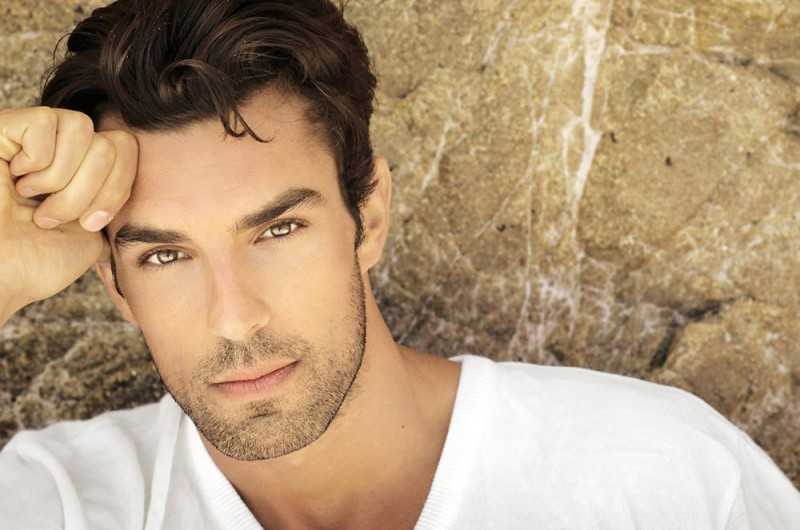 Trước hết, một người đàn ông có lông mày dài hơn mắt là người rất có chính kiến và có kỹ năng lãnh đạo mạnh mẽ. Một người như vậy làm mọi việc rất sạch sẽ, hiệu quả và không bao giờ chậm trễ. Thái độ làm việc như vậy tự nhiên sẽ được cấp trên yêu mến tại nơi làm việc. Nếu bạn kết hôn với một người vợ đức hạnh có thể giúp đỡ bạn và không phải lo lắng thì sự nghiệp của bạn sẽ phát triển thuận lợi hơn.