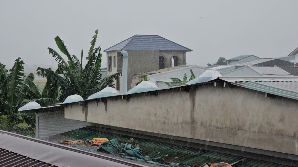 Cách làm lạ này hiện được tại nhiều nơi ở Huế khi có mưa bão.