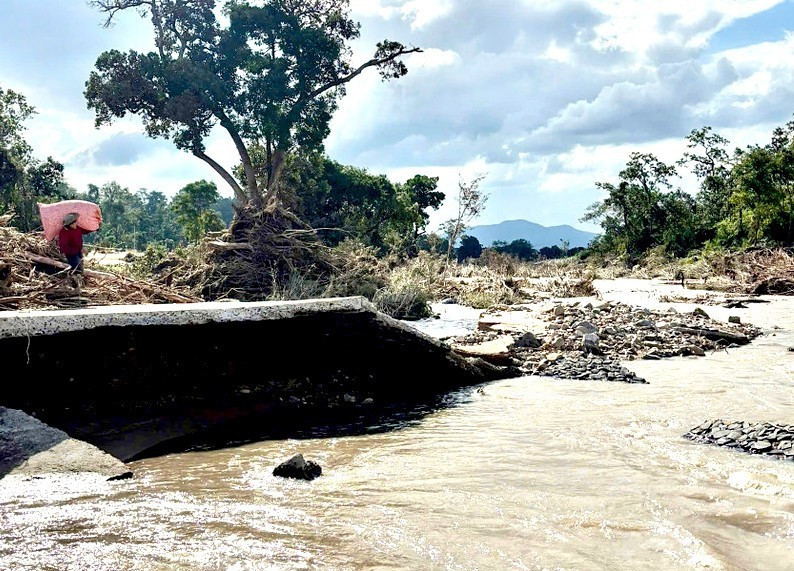 Đường bê tông dẫn vào làng Hrách bị nước cuốn trôi.