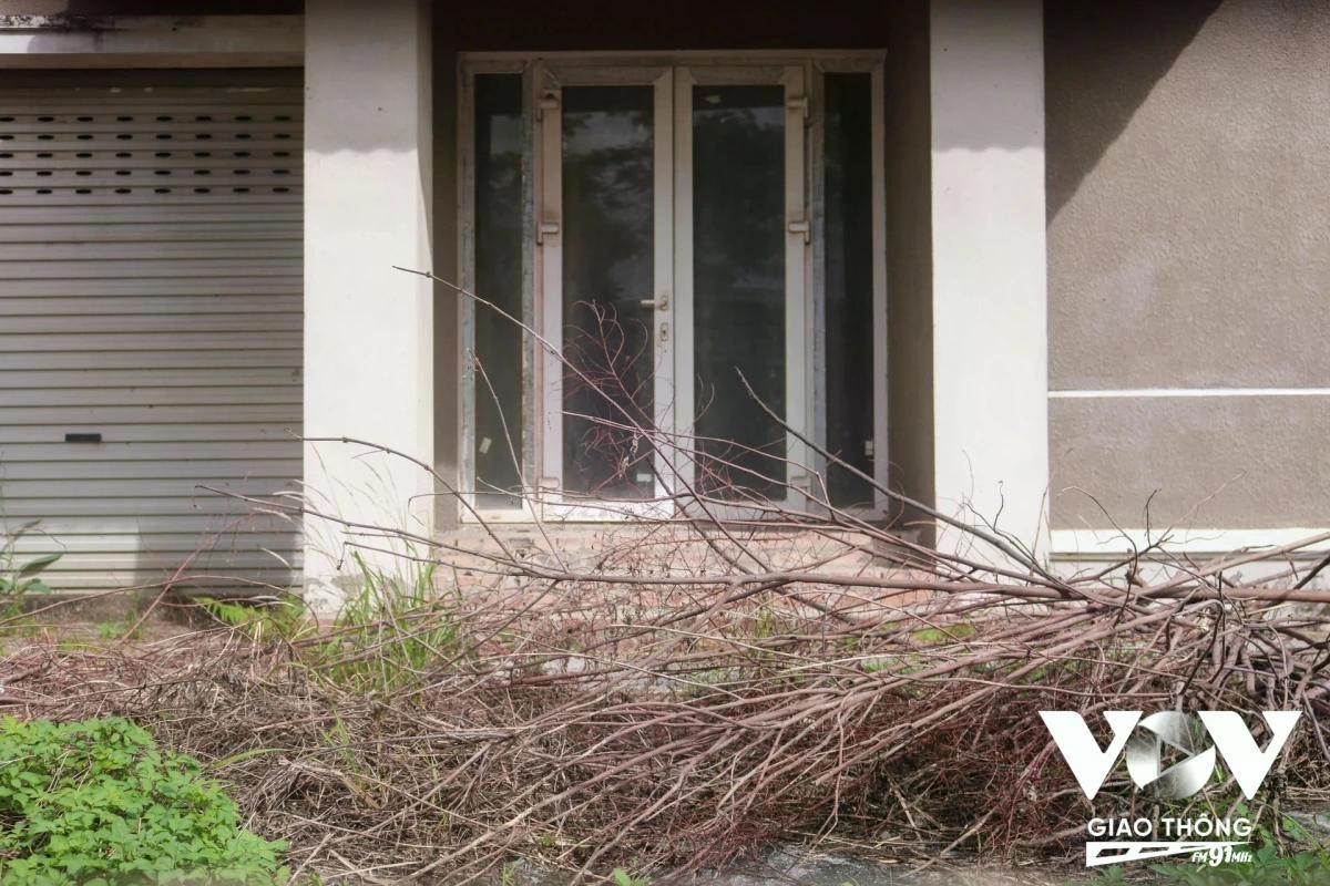 Khung cảnh hoang vắng, rác thải chất đầy trong những ngôi biệt thự