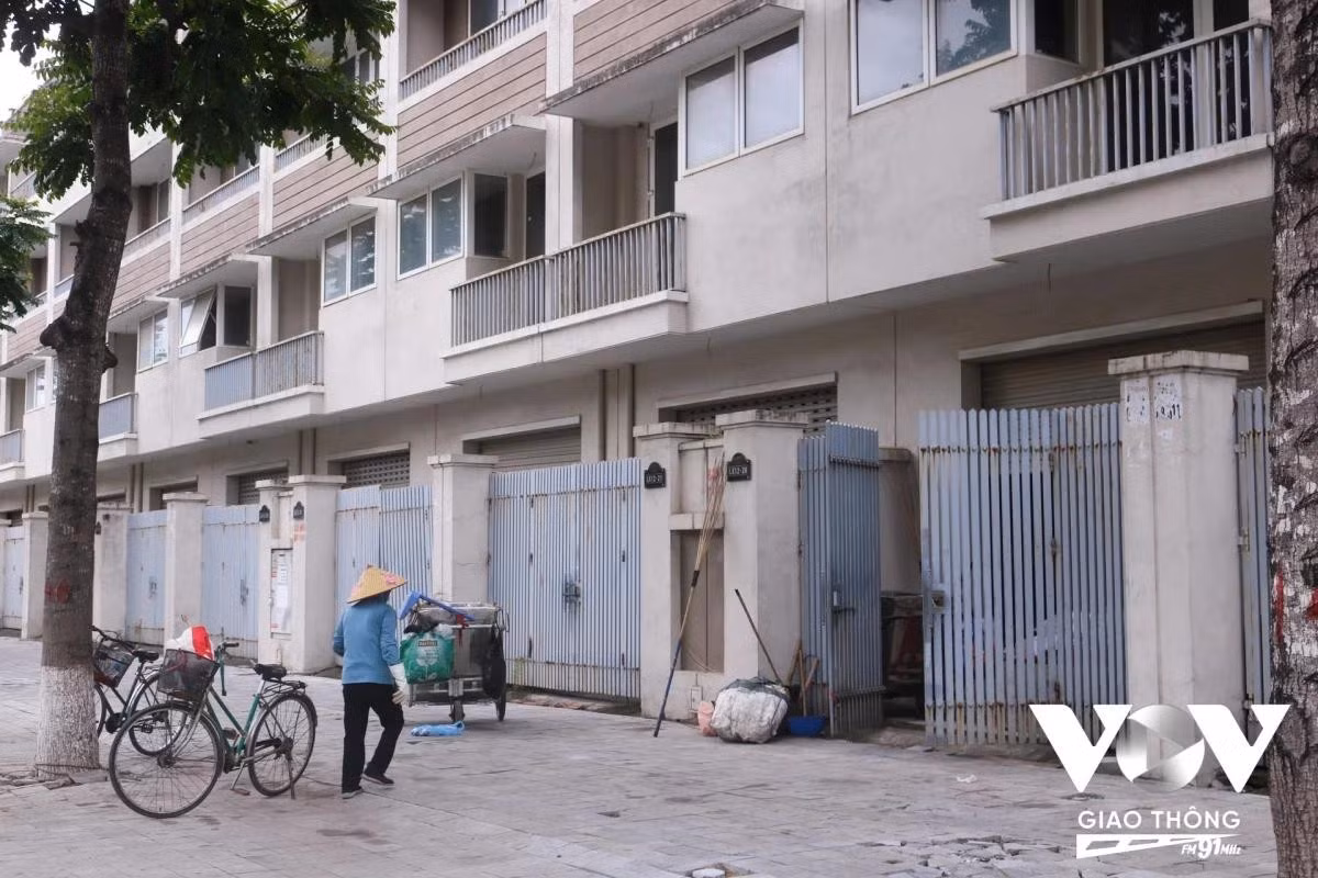 Chị N. H, người sinh sống, làm việc tại khu đô thị An Hưng chia sẻ: “Nhiều căn thành bãi tập kết rác, nhà mặt đường nhưng chẳng ai thuê, tình trạng như vậy cũng lâu rồi”.