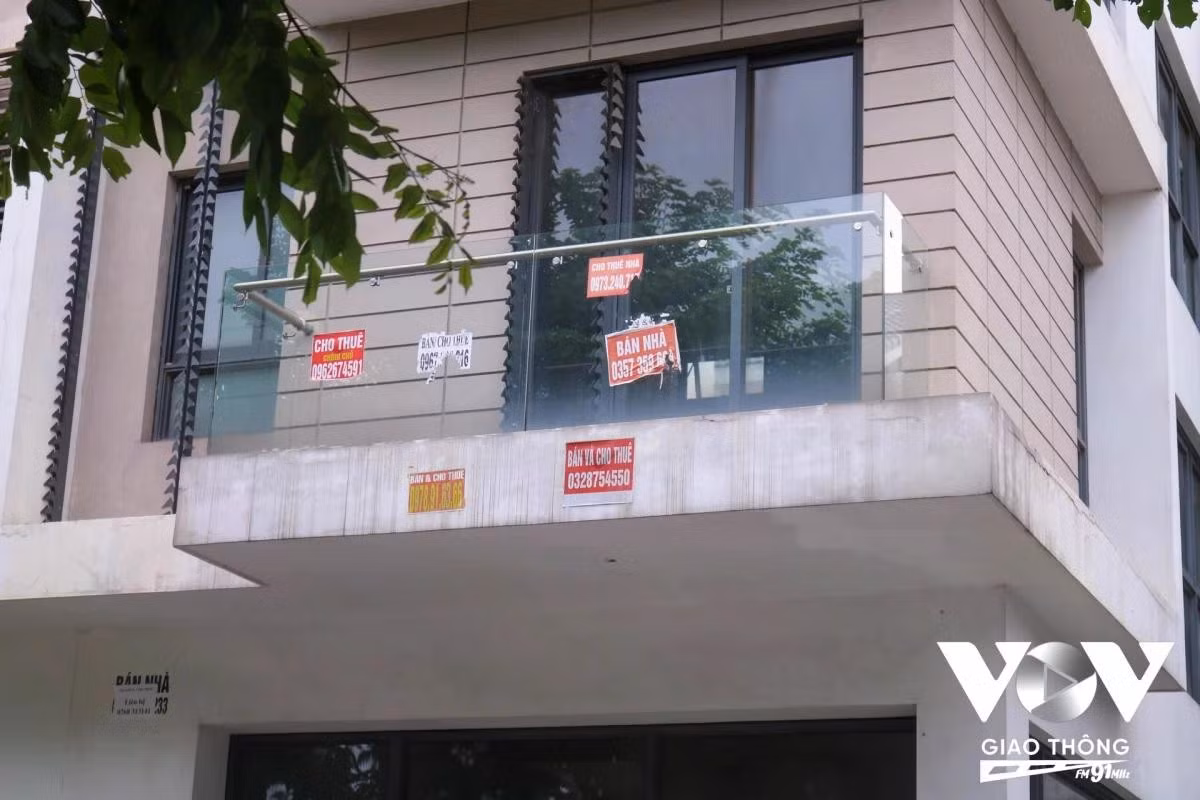 Dù nằm gần các địa điểm lớn, đông người như Aeon Mall Hà Đông, Thiên Đường Bảo Sơn, Trường Quốc tế Nhật Bản… nhưng tại đây vẫn còn nhiều căn chưa được đưa vào sử dụng, một số căn đã xuống cấp