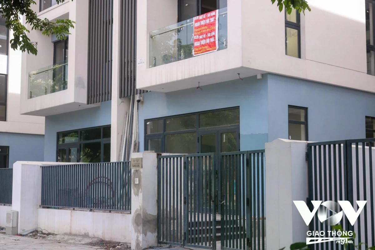 Khu Đô thị An Hưng: Một loạt biệt thự liền kề khác thuộc Khu đô thị Dương Nội (quận Hà Đông), khu An Hưng, có dấu hiệu xuống cấp trầm trọng, nhiều căn trở thành “bãi rác công cộng”, cỏ mọc um tùm