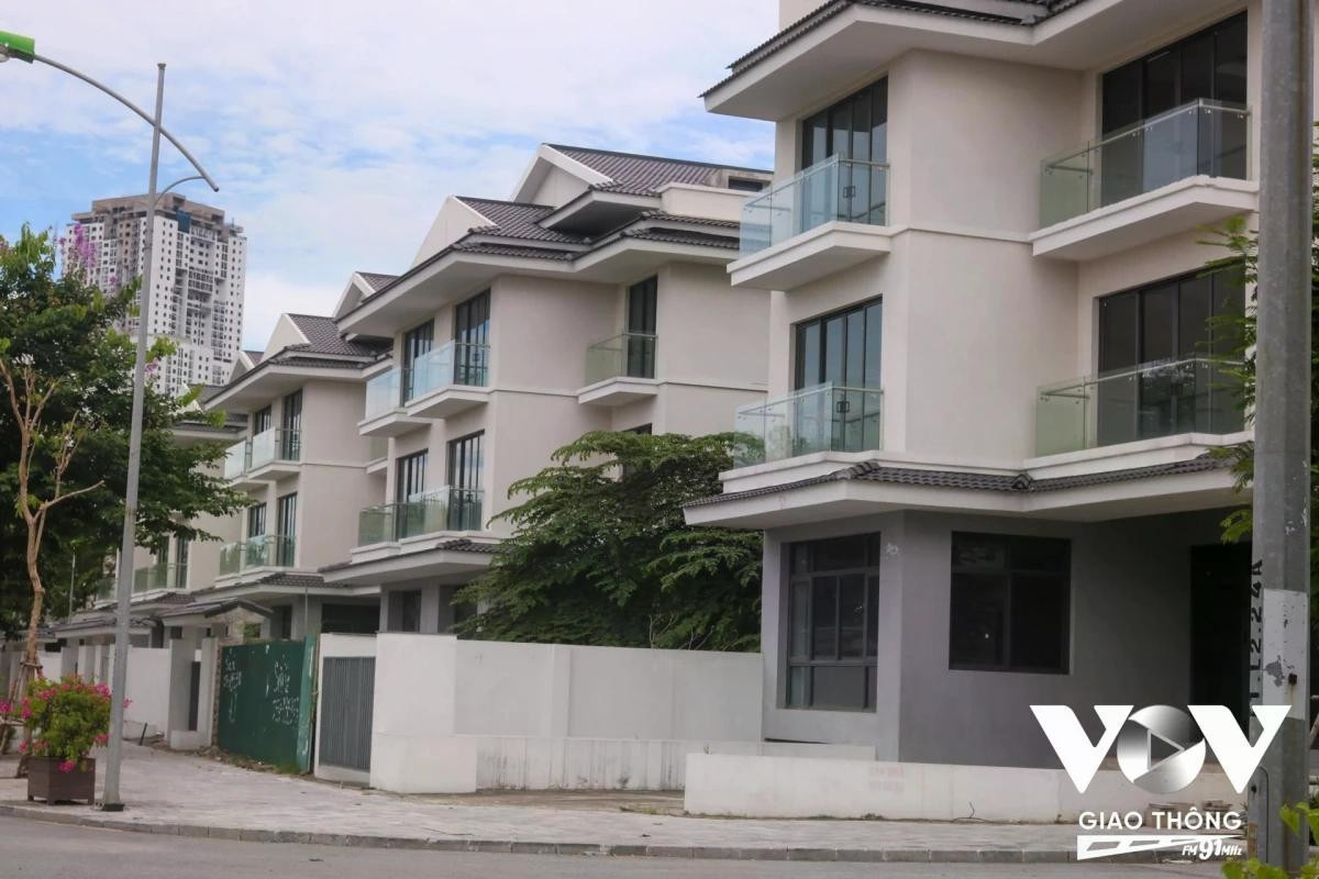 Khu Đô thị Dương Nội: Khu biệt thự liền kề Dương Nội (quận Hà Đông, Hà Nội) dù đã hoàn thiện hạ tầng, cảnh quan, nhưng lượng cư dân chuyển về ở rất ít, khiến nhiều căn biệt thự bị bỏ trống lãng phí.