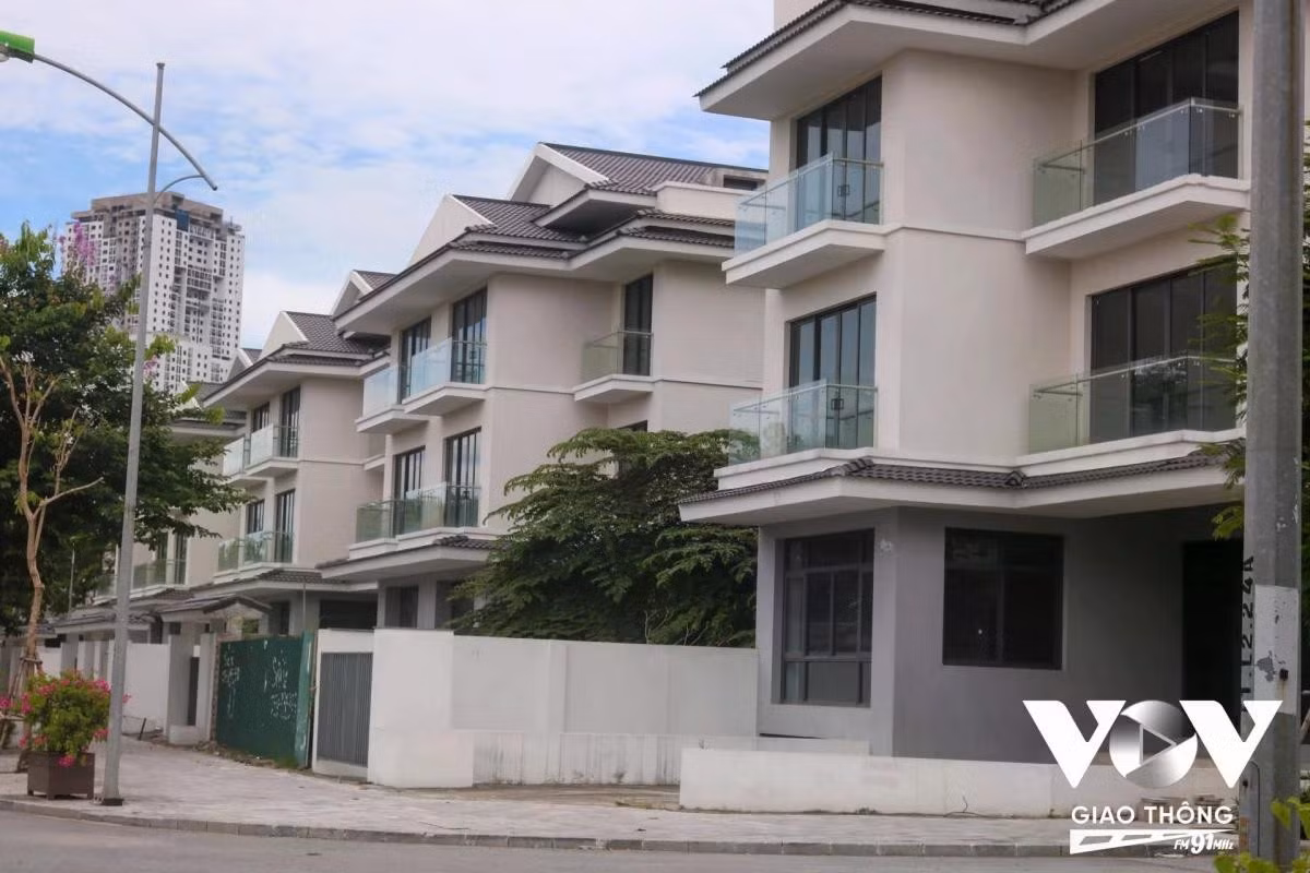 Khu Đô thị Dương Nội: Khu biệt thự liền kề Dương Nội (quận Hà Đông, Hà Nội) dù đã hoàn thiện hạ tầng, cảnh quan, nhưng lượng cư dân chuyển về ở rất ít, khiến nhiều căn biệt thự bị bỏ trống lãng phí.