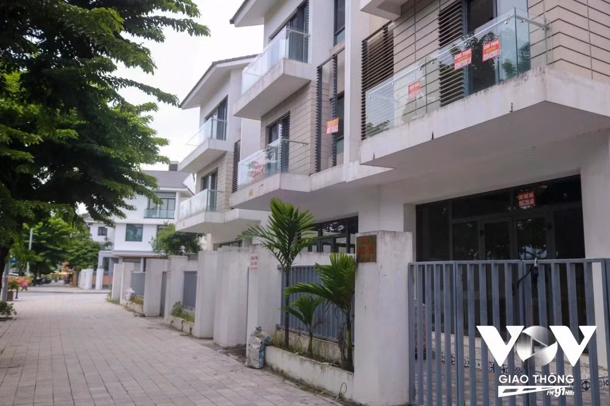 Cùng chịu cảnh bị bỏ hoang, rao bán liên tục trong nhiều tháng trời là Khu đô thị An Vượng Villa