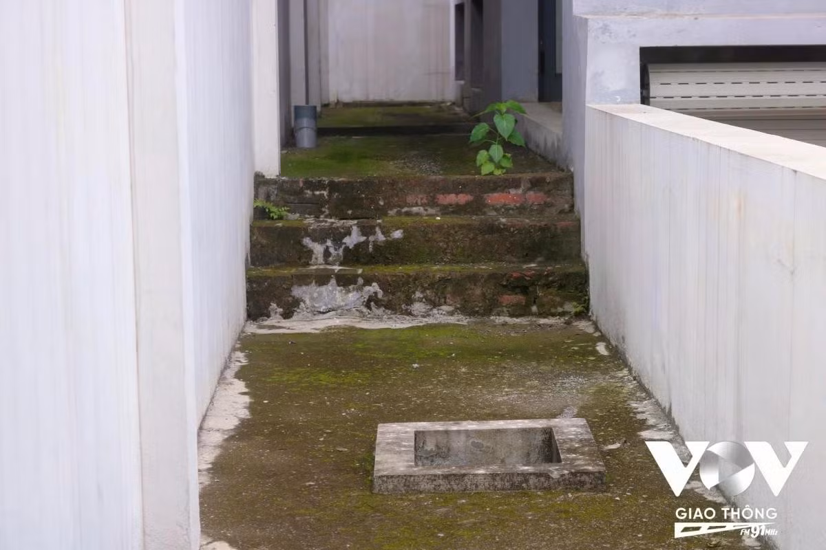 Mặc dù bị bỏ hoang nhưng giá biệt thự liền kề vẫn được rao bán ở mức rất cao. Trên các trang thông tin mua bán nhà đất, giá giao động từ 18-30 tỷ đồng/căn