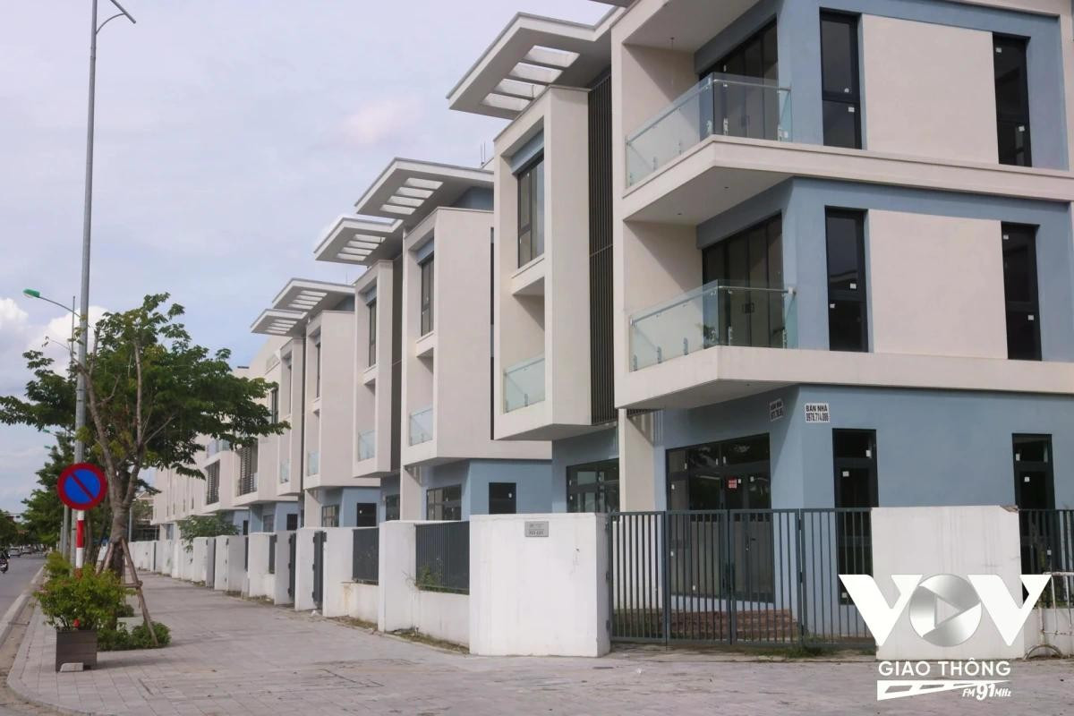 Dù được đầu tư những tiện ích bậc nhất và kỳ vọng trở thành trung tâm mới của Thủ đô, song, khu biệt thự này vẫn rơi vào tình trạng bỏ trống nhiều năm, vắng chủ dù được rao bán, cho thuê liên tục