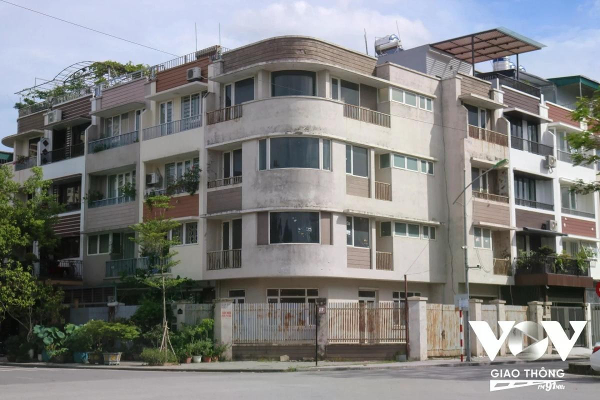 Tình trạng biệt thự đáng báo động, nhiều mảng tường bong tróc, mọc rong rêu, cổng, lan can gỉ sét, xập xệ