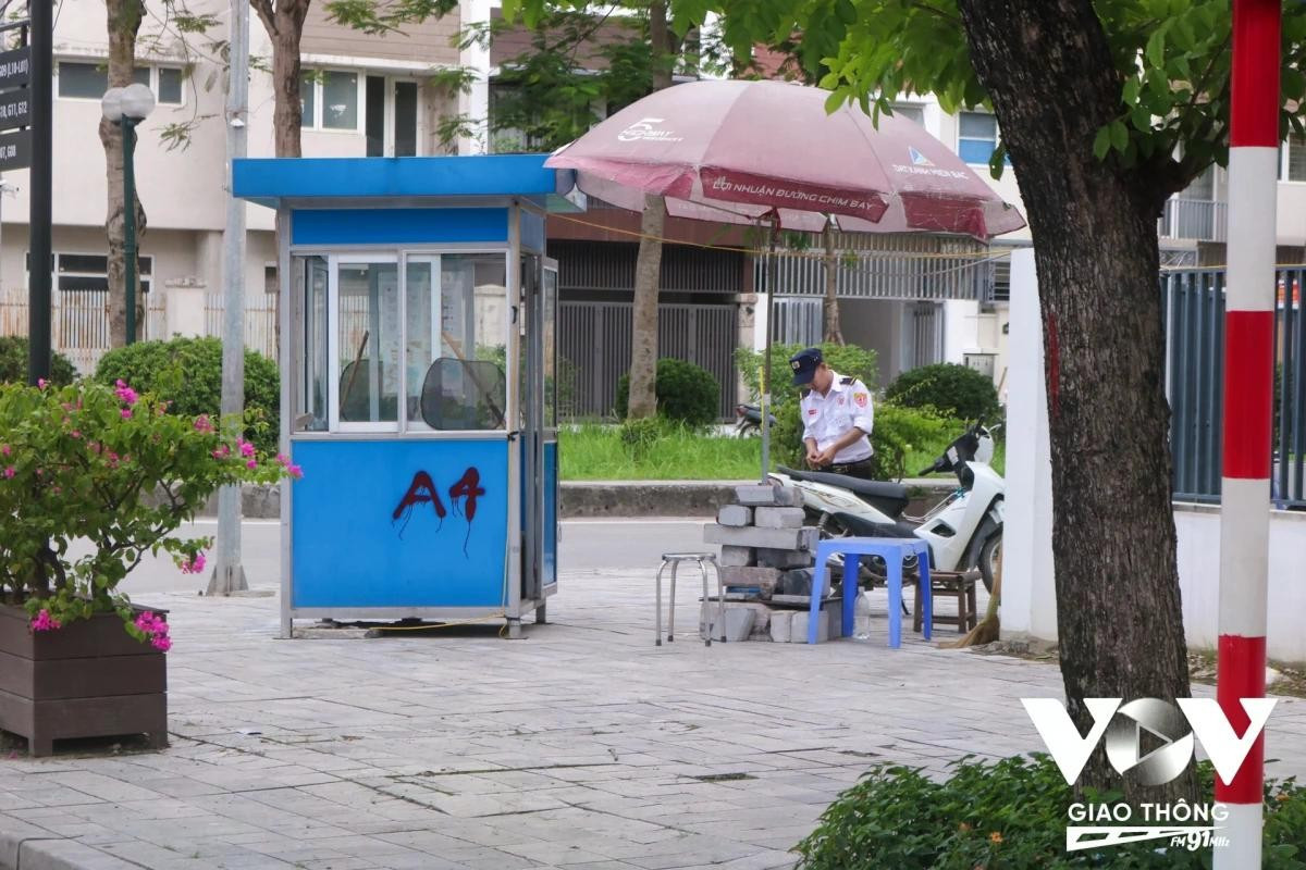 Theo anh N.Đ.Th, bảo vệ tại khu An Quý Villa: “Khu này để trống 3-4 năm rồi, mà có hàng trăm căn như vậy rất phí. Một căn thô giá thuê 15 triệu, sau tu sửa là 40-50 triệu nhưng ít ai thuê, cảnh vẫn tiêu điều, hoang vắng".