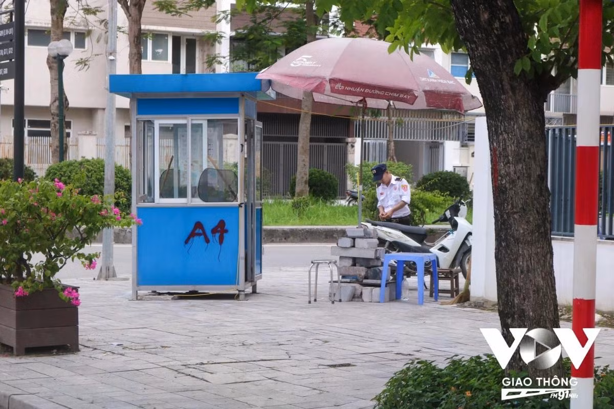 Theo anh N.Đ.Th, bảo vệ tại khu An Quý Villa: “Khu này để trống 3-4 năm rồi, mà có hàng trăm căn như vậy rất phí. Một căn thô giá thuê 15 triệu, sau tu sửa là 40-50 triệu nhưng ít ai thuê, cảnh vẫn tiêu điều, hoang vắng".