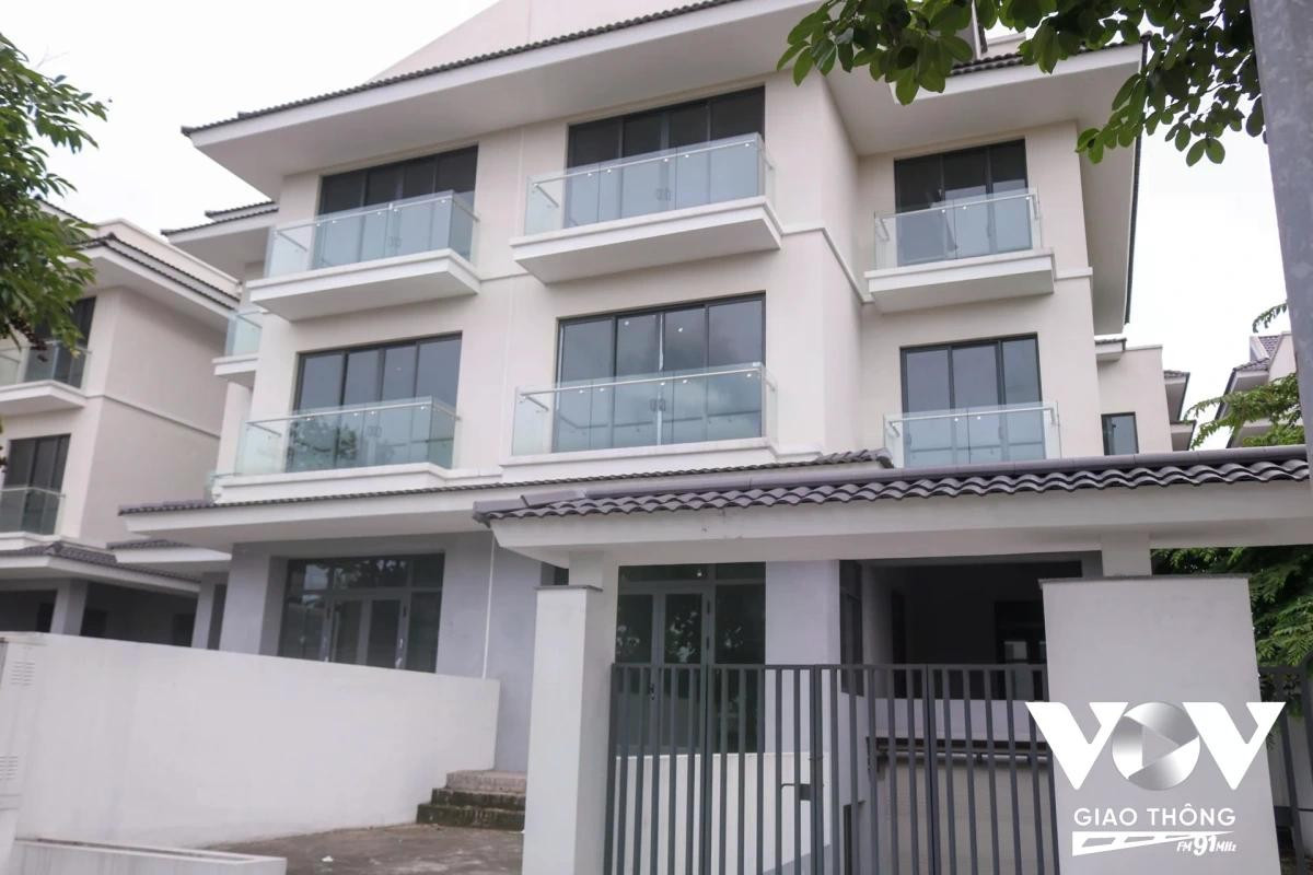 Thực tế hiện nay, giá bất động sản ở Hà Nội vẫn liên tục tăng cao, người lao động rất khó sở hữu nhà riêng ngay kể cả một căn hộ chung cư nhỏ... Chính vì vậy, tình trạng biệt thự “không người” kéo dài khiến rất nhiều tiếc nuối và câu hỏi “Đến bao giờ Hà Nội sẽ hết biệt thự bỏ hoang?” có lẽ vẫn còn bỏ ngỏ.