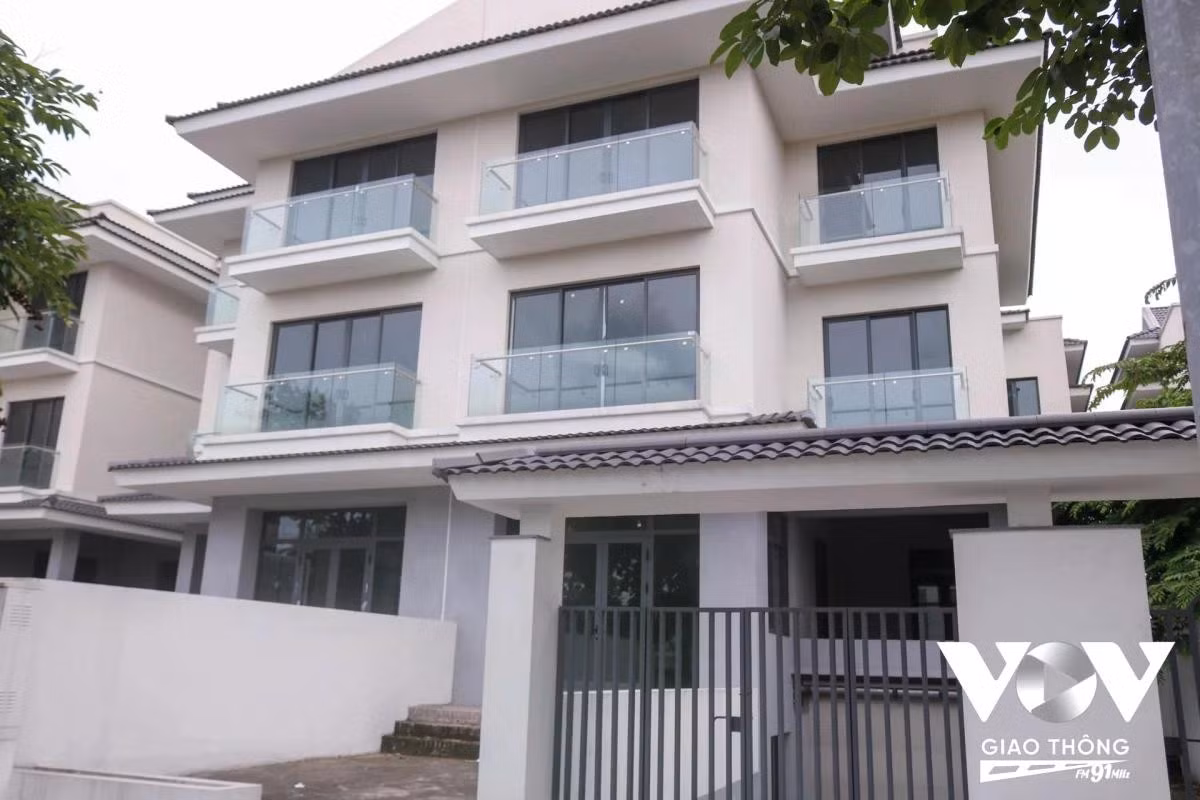 Thực tế hiện nay, giá bất động sản ở Hà Nội vẫn liên tục tăng cao, người lao động rất khó sở hữu nhà riêng ngay kể cả một căn hộ chung cư nhỏ... Chính vì vậy, tình trạng biệt thự “không người” kéo dài khiến rất nhiều tiếc nuối và câu hỏi “Đến bao giờ Hà Nội sẽ hết biệt thự bỏ hoang?” có lẽ vẫn còn bỏ ngỏ.