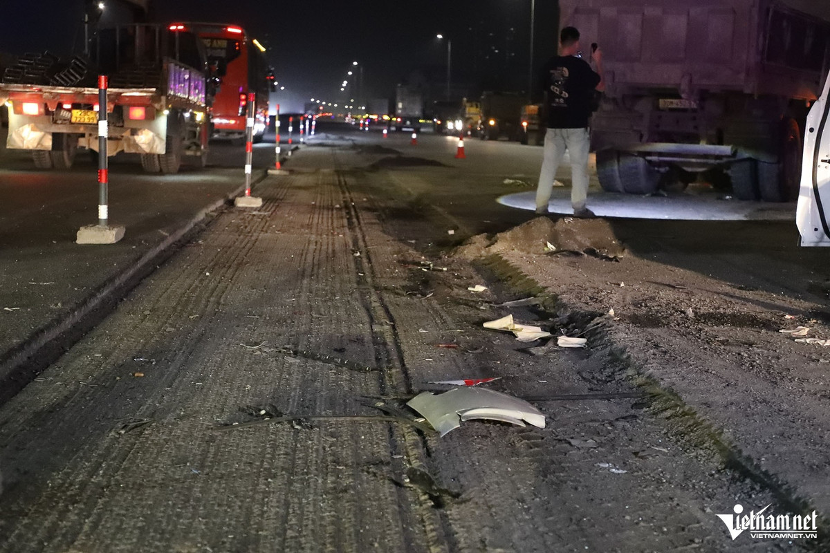 Tại hiện trường, nhiều mảnh vỡ của các ô tô vương vãi khắp mặt đường.
