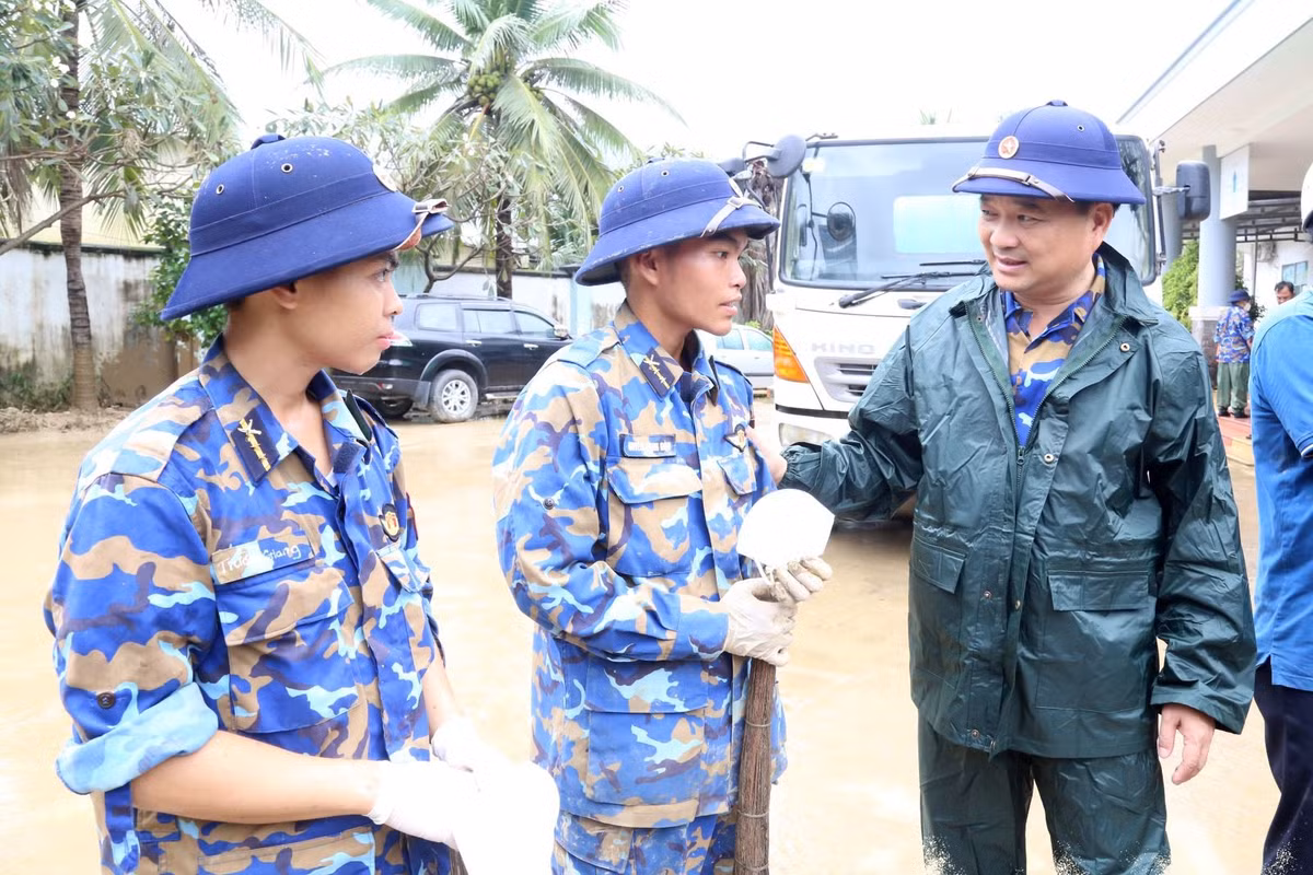 Thượng tá Bùi Xuân Bình - Chính ủy Vùng 4 Hải quân động viên bộ đội khăc phục khó khăn giúp đỡ nhân dân sau mưa lũ.