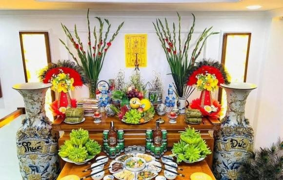 Khi hết Tết, các gia đình nên bỏ lọ hoa cũ đã héo, thay lọ hoa mới.