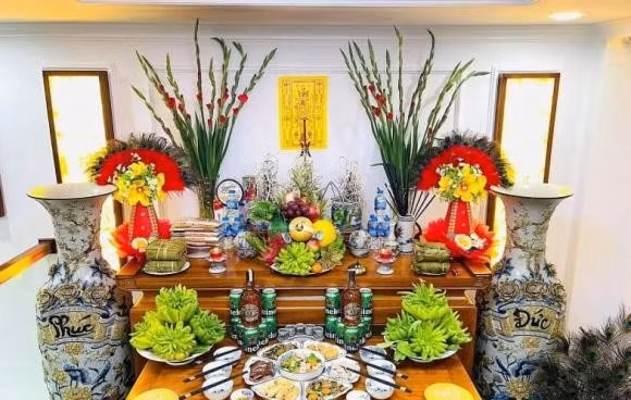 Khi hết Tết, các gia đình nên bỏ lọ hoa cũ đã héo, thay lọ hoa mới.