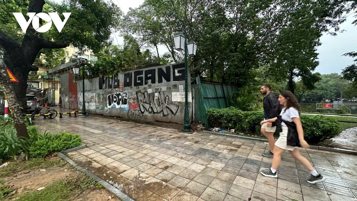 Khu đất vàng tại số 295 Lê Duẩn, phường Hai Bà Trưng, trước đây từng là dự án xây dựng khách sạn, sau đó chuyển đổi thành dự án bãi đỗ xe ngầm. Từ đó đến nay sau 10 năm từng được kỳ vọng là bãi đỗ xe tĩnh hiện đại nhưng nay vẫn chỉ còn hàng rào tôn cũ kỹ.