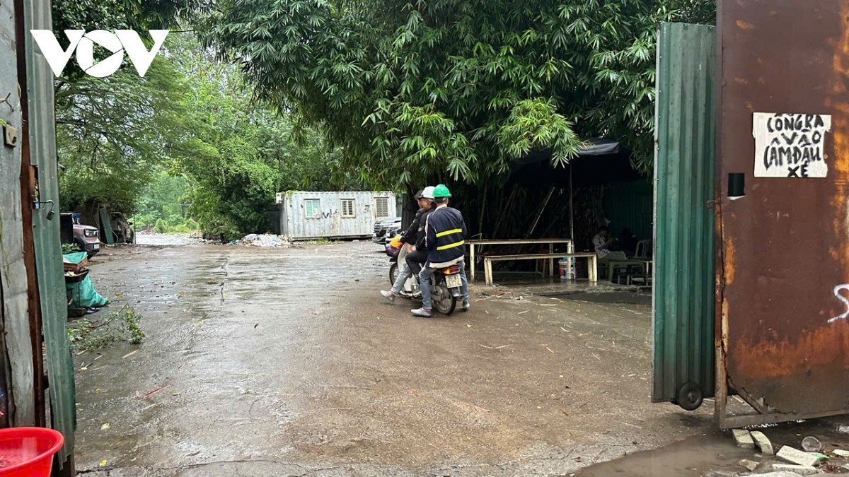 Thời gian gần đây, trong khu đất được tận dụng làm nơi ở tạm cho công nhân xây dựng công trình.