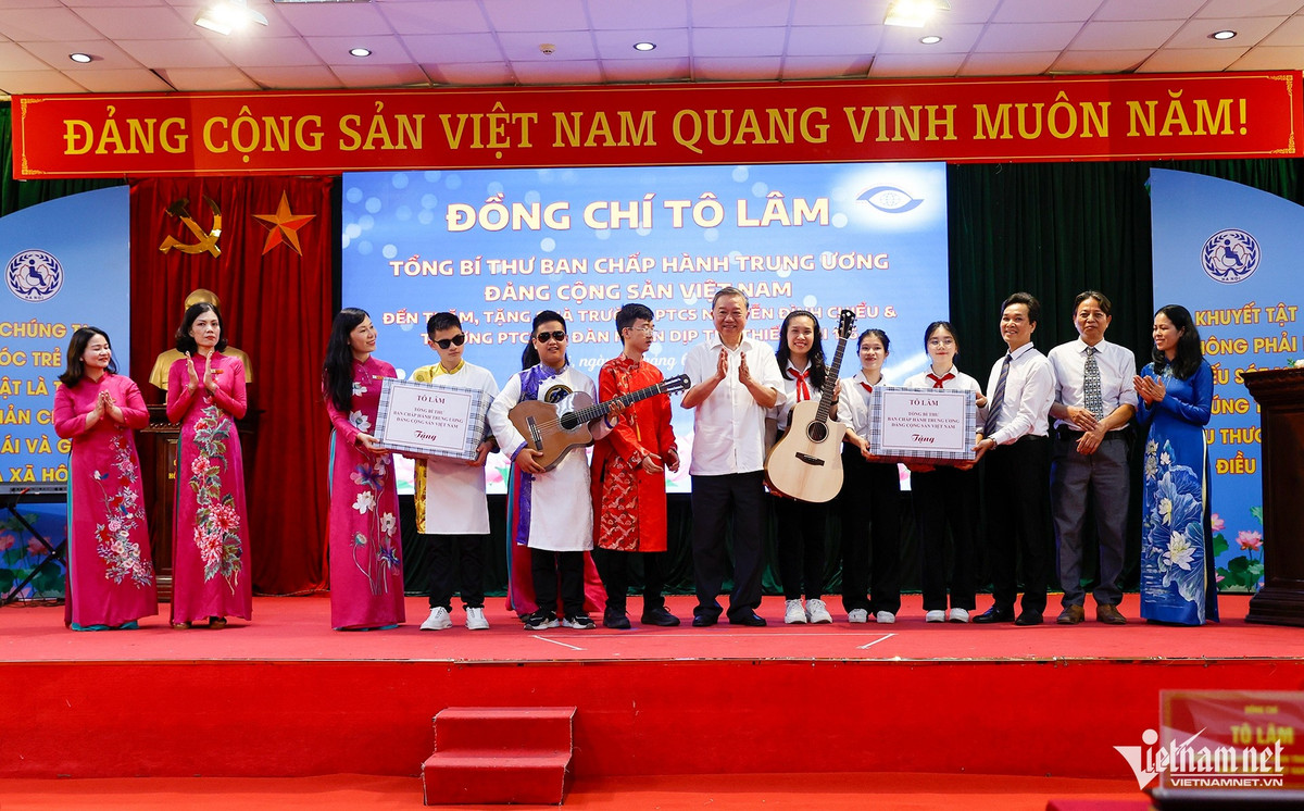 Tổng Bí thư Tô Lâm tặng quà và 2 cây đàn guitar cho hai trường. to-lam-6.jpg