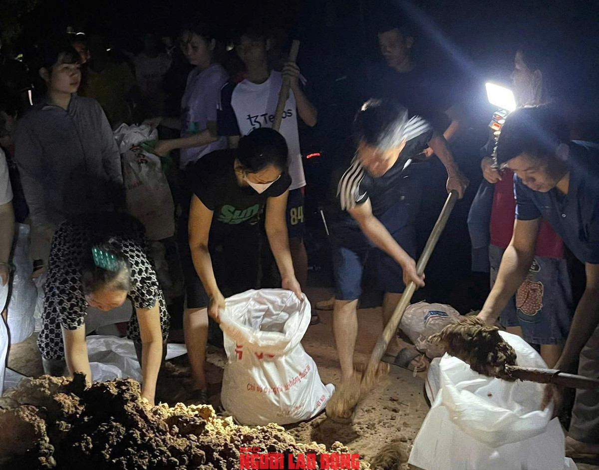 Giữa đêm khuya, người dân các thôn của xã Mỹ Thái cùng lực lượng hỗ trợ vẫn đang nỗ lực gia cố, quyết tâm giữ đê. Ảnh: Hoàng Thành