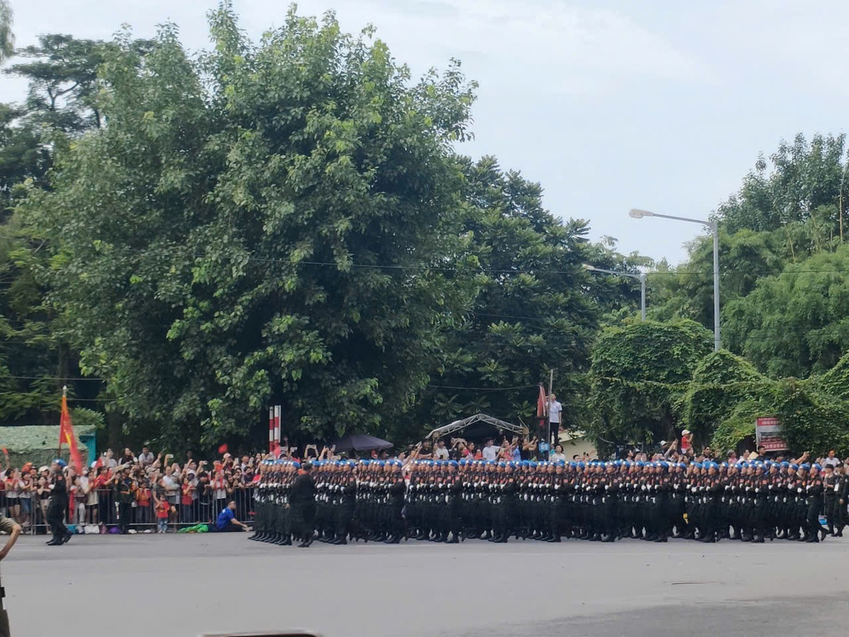 Các khối diễu binh đi trong tiếng reo hò của hàng nghìn người dân hai bên đường