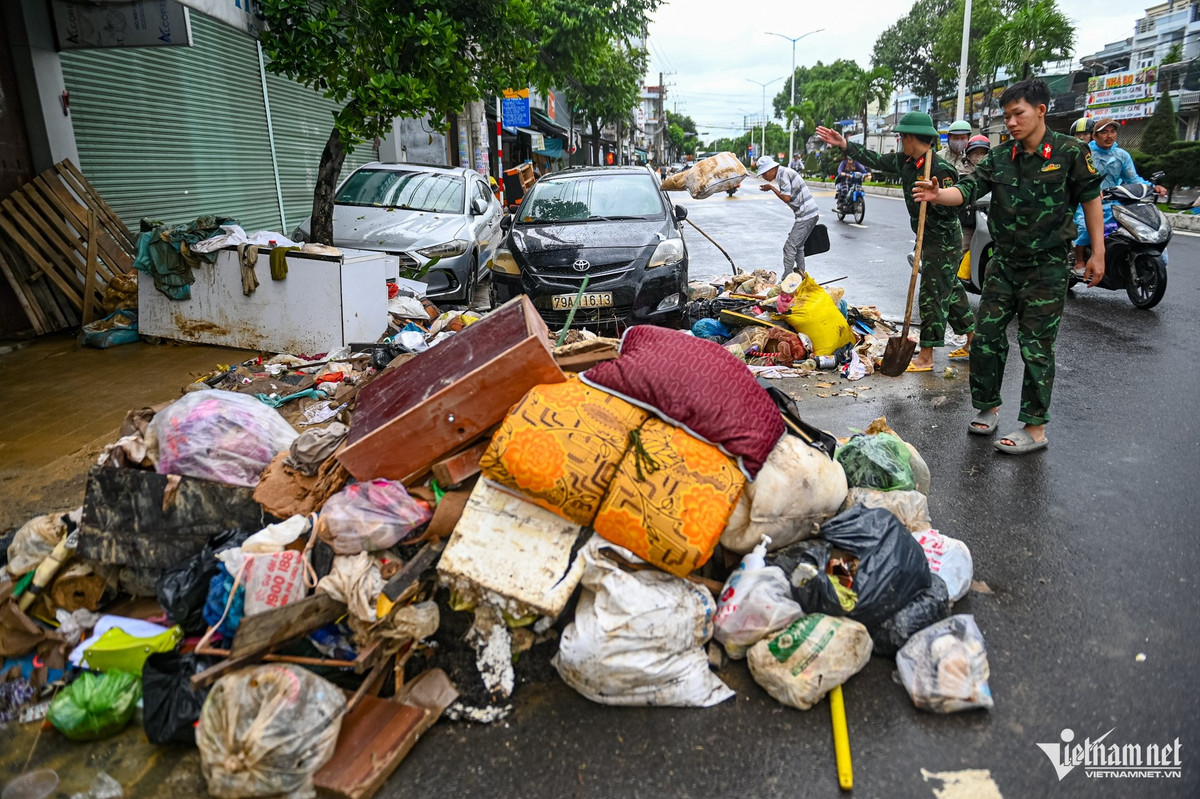 Trong ảnh, lực lượng Lữ đoàn Đặc công nước 5, Binh chủng Đặc công đóng quân trên địa bàn phường Phan Rang (Khánh Hoà) được tăng cường dọn dẹp rác tại phường Tây Nha Trang