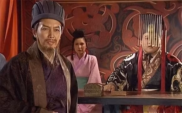  9. Trọn đời cống hiến, chết ngoài chiến tuyến Năm 234, trong lần Bắc phạt thứ 6, Gia Cát Lượng lâm bệnh mất tại gò Ngũ Trượng, thọ 54 tuổi. Di nguyện ông là được chôn ngay tại chiến trường.