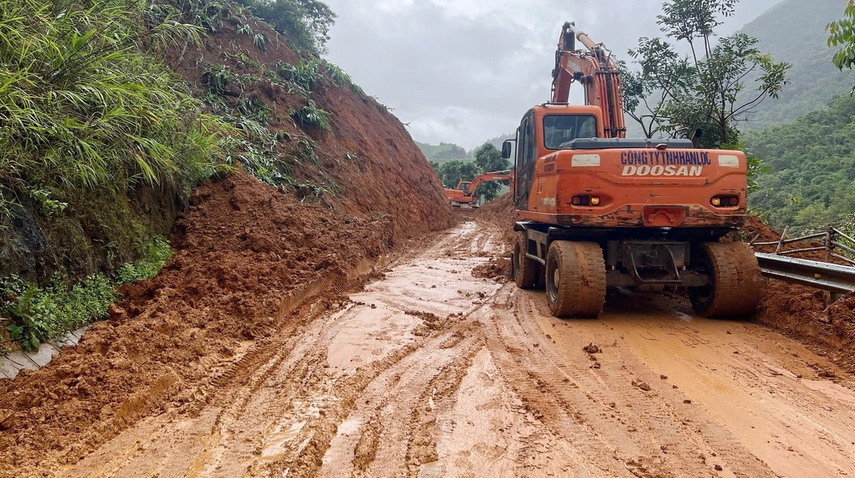 Sở Xây dựng tập trung lực lượng, máy móc khắc phục sự cố sạt lở và thông đường.