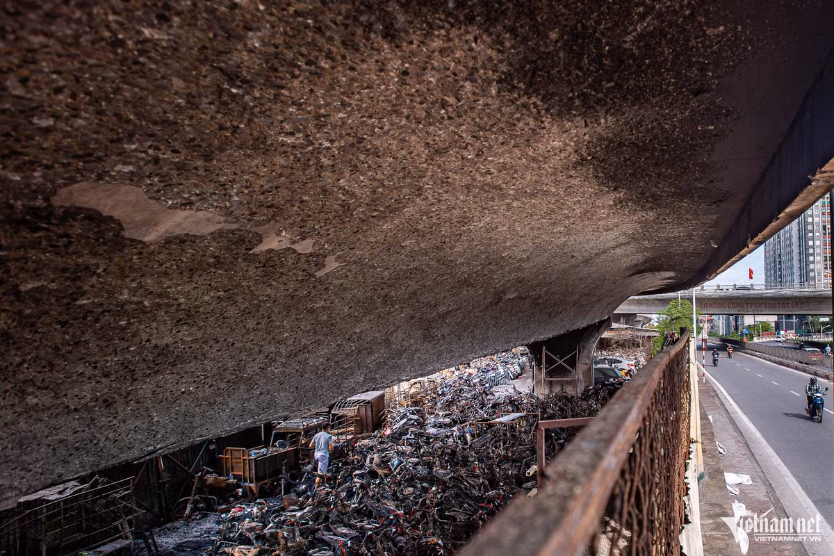 Bên dưới gầm cầu vẫn còn hàng trăm xe máy bị cháy trơ khung nằm la liệt.