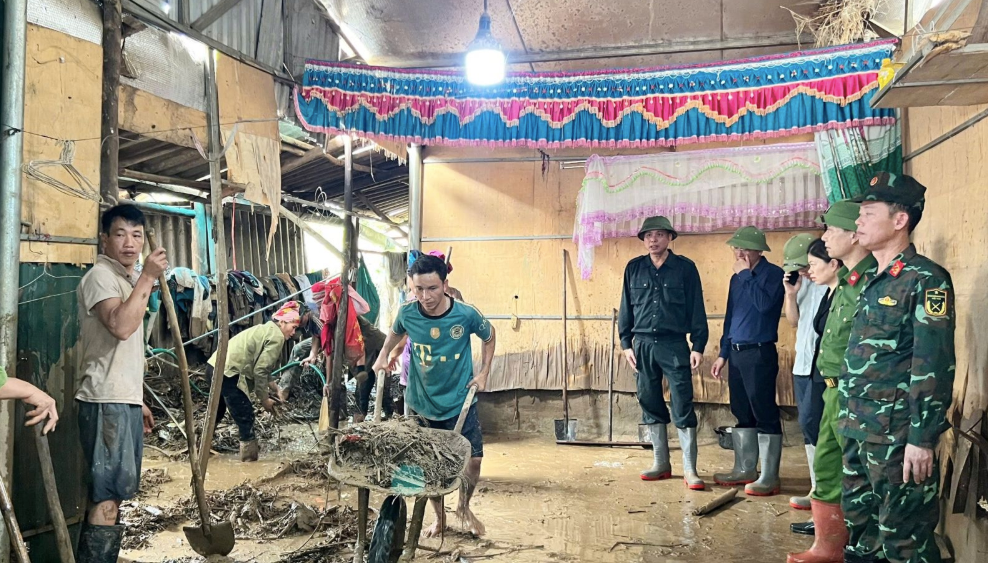 Người dân xã Sông Mã và các lực lượng chức năng khắc phục hậu quả lũ quét