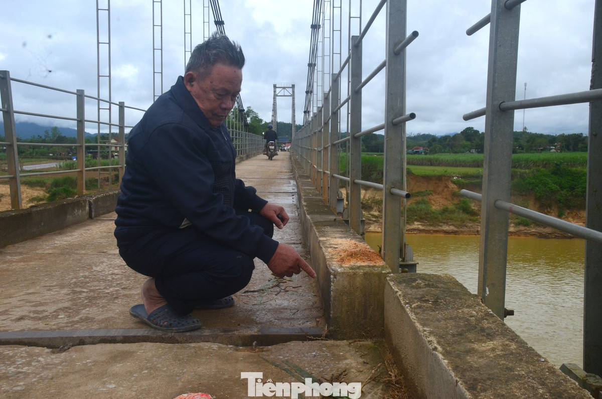 Đặc biệt sau cơn bão số 10, phần trụ cầu phía xã Nghĩa Hành bị xô lệch hơn 20cm. Những sợi cáp thép chùng xuống, mặt cầu nghiêng hẳn về một phía. Mỗi khi có phương tiện đi qua, toàn thân cầu lại rung lên bần bật.